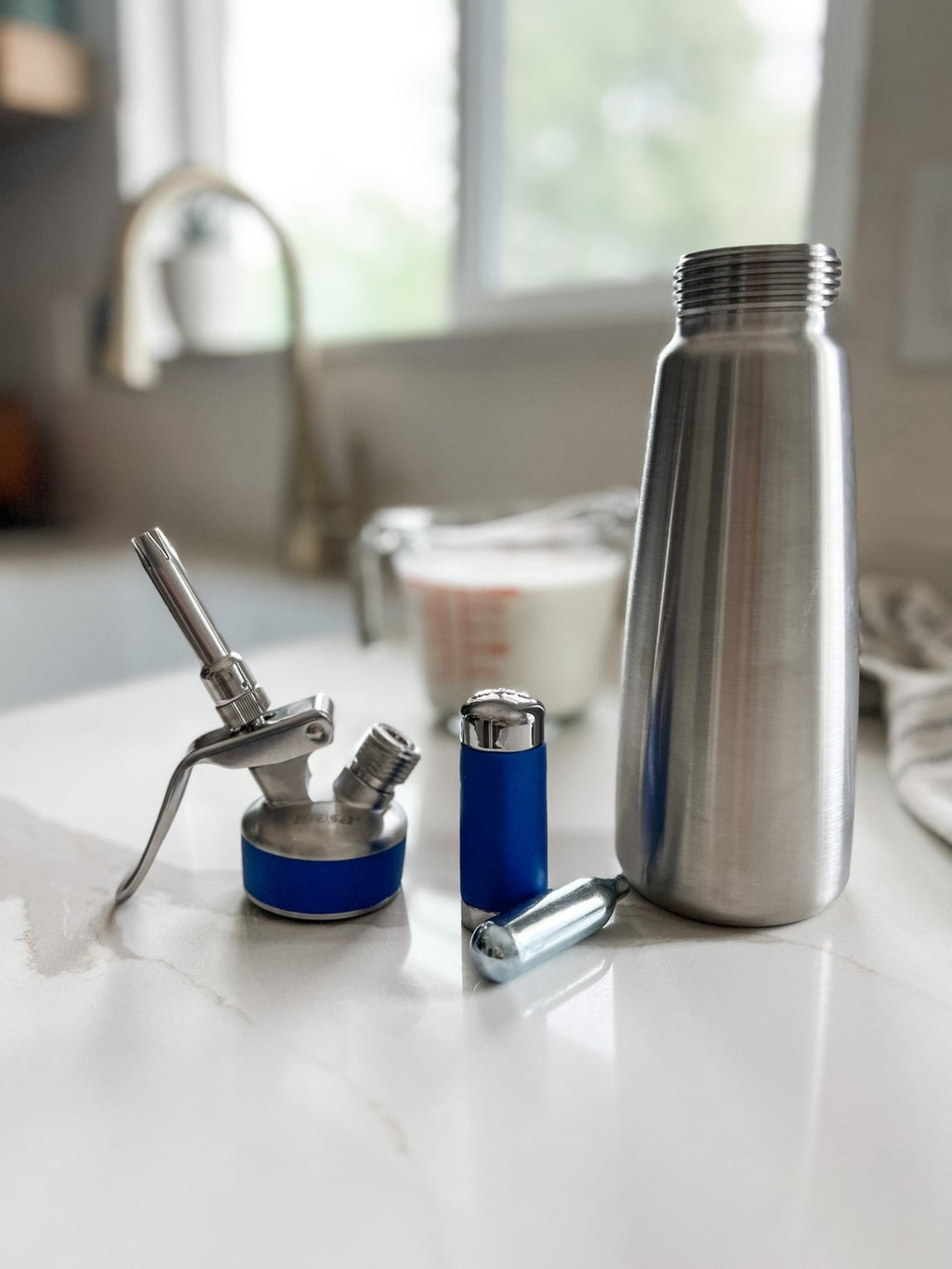 Frieling 0.5L Cream Whipper and 10 - pack Charger Set - thewrightstore